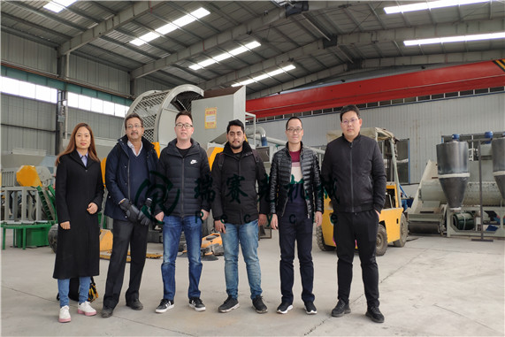 廢舊輪胎回收處理設(shè)備客戶合照